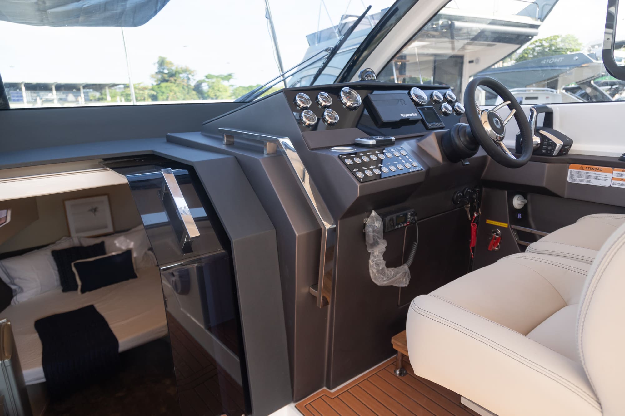 Solara 380 Bowrider: ambientes focados no day use 